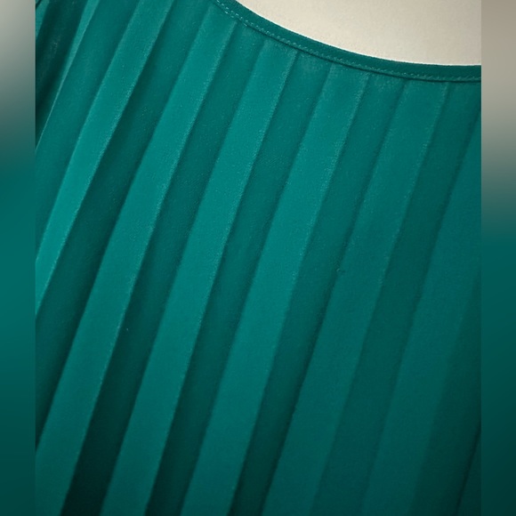 BCBG green pleeted dress - Picture 4 of 5